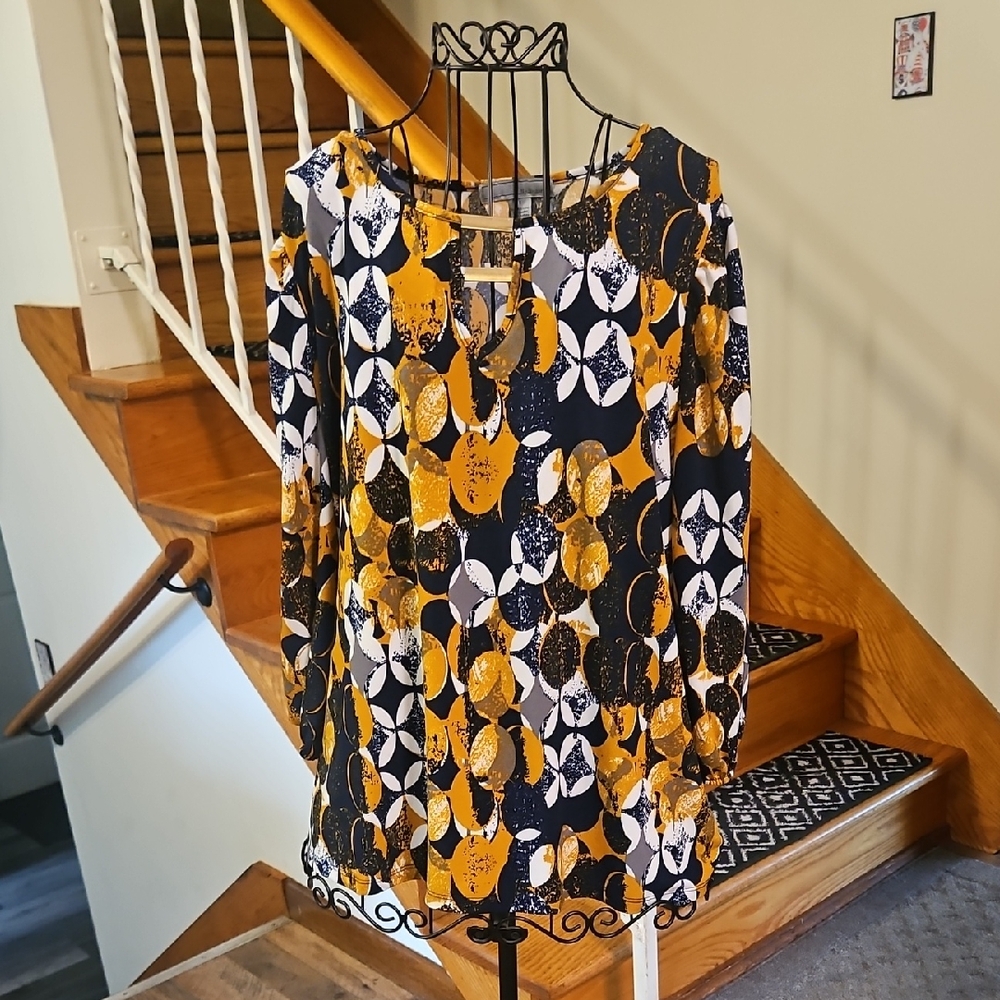 👚BY DESIGN Black and Gold Graphic Long Sleeve Blouse with Cut Out